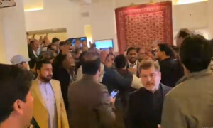 نوازشریف کی ہوٹل سے واپسی پر سیکیورٹی اہلکاروں کا جھگڑا، کارکنوں میں بھگدڑ مچ گئی