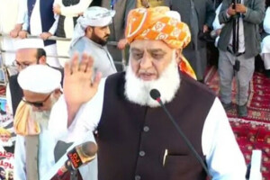 اسٹیبلشمنٹ معیشت بہتر کرنا چاہتی ہے اسے بلیک میل کیا جارہا ہے، مولانا فضل الرحمان