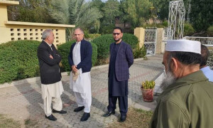 والد کے انتقال پر عمر ایوب نے روپوشی ختم کردی، گوہر ایوب کی نماز جنازہ ادا