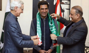 پی ٹی آئی کو بڑا جھٹکا، علی نواز اعوان اور آصف نکئی بھی خان کا ساتھ چھوڑ گئے
