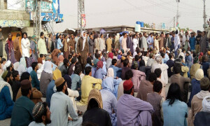 ملیر میں دو افراد کے قاتلوں کو گرفتار نہ کرنے پر عوام کا احتجاج، نیشنل ہائی وے بند
