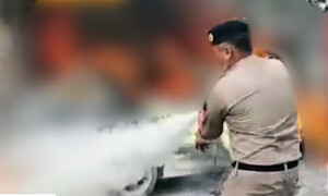 لاہور: موٹروے پولیس کا بڑا کارنامہ، جلتی کار سے میاں بیوی کو بچالیا