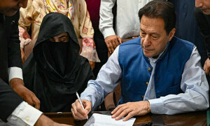 توشہ خانہ و القادر ٹرسٹ کیس: بشریٰ بی بی کی ضمانت میں 6 دسمبر تک توسیع