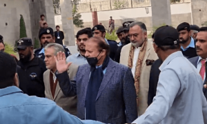 نواز شریف الیکشن لڑ سکیں گے یا نہیں، قانونی ماہرین کی رائے