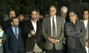 ایم کیو ایم سے وعدہ کیا ہے آئندہ پارلیمنٹ سے آئینی ترمیم منظور کروائیں گے، احسن اقبال