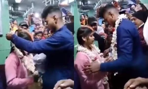 ہوائی جہاز کے بعد اب چلتی ٹرین میں شادی