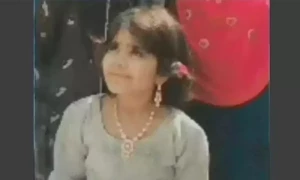 نگراں صوبائی وزیر صحت نے فاطمہ فرڑو کی والدہ کو 10 لاکھ روپے کا امدادی چیک دے دیا
