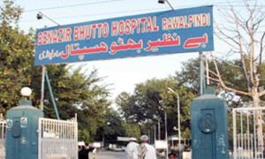 4 بیڈ ہیں پانچواں مریض کہاں رکھیں بے اختیار ہیں، بے نظیر اسپتال کے ڈاکٹر کی ویڈیو وائرل