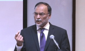 سابق چیئرمین پی ٹی آئی پاکستان کو پھینک کر چلے گئے تھے، احسن اقبال