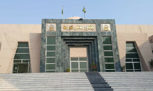 پشاور ہائیکورٹ نے الیکشن کمیشن کو پی ٹی آئی کیخلاف فیصلے سے روک دیا