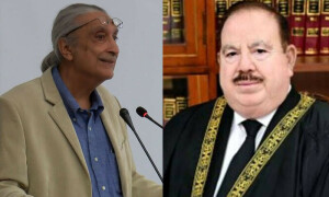 خصوصی عدالتوں میں سویلینز کا ٹرائل: سابق چیف جسٹس کا طارق مسعود کی بینچ میں موجودگی پر اعتراض