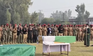 ڈی آئی خان : دہشتگردوں کا مقابلہ کرتے ہوئے شہید 23 جوانوں کی نماز جنازہ ادا، فورسز کی کارروائی میں 27 دہشت گرد ہلاک