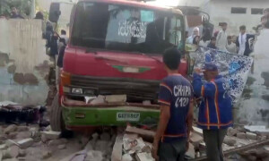تیز رفتار واٹر ٹینکر بے قابو ہوکر گھر میں جا گھسا، مکان زمین بوس ہوگیا