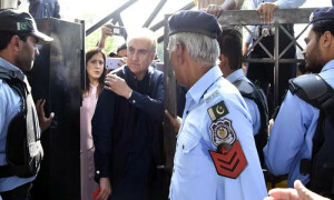 نو مئی جلاؤ گھیراؤ مقدمات: شاہ محمود قریشی کی عبوری ضمانتیں بحال کرانے کی درخواست خارج
