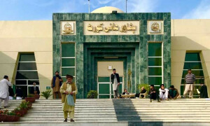 الیکشن کمیشن کو پی ٹی آئی کے خلاف کارروائی سے روک دیا گیا