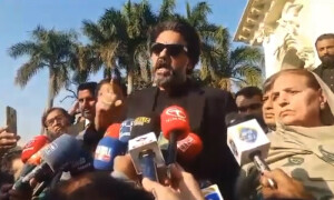 پولیس چھاپے کے بعد عثمان ڈار کی والدہ کے ساتھ پریس کانفرنس، خواتین نے من گھرٹ کہانی بنائی، ڈی پی او