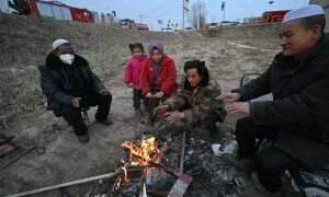 Rescuers dig in freezing cold after China quake kills 131