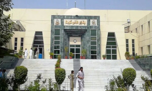 پی ٹی آئی نے الیکشن کمیشن فیصلے کے خلاف عدالت سے رجوع کا فیصلہ مؤخر کردیا