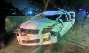 ون وہیلنگ کرتے موٹر سائیکل سوار کو بچاتے ہوئے کار کو حادثہ، 4 جاں بحق