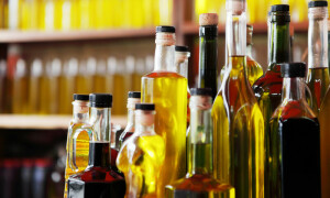چکنی تیل کی بوتلوں کو ان 4 طریقوں سے فوری صاف کیجئے