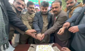 نواز شریف کی سالگرہ میں ڈی ایس پی کی وردی پہن کر شرکت، کیک بھی کاٹا