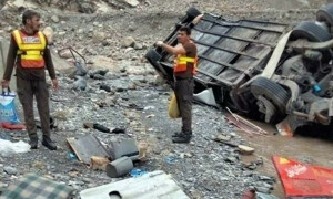 دیربالا میں گاڑی کھائی میں گرنے سے خاتون سمیت 2 افراد جاں بحق