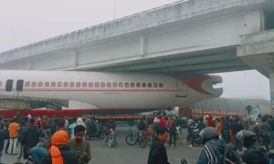 بھارت: فضاؤں میں پرواز کرنے والا طیارہ پُل کے نیچے پھنس گیا