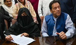 توشہ خانہ ریفرنس: عمران خان اور بشریٰ بی بی پر فرد جرم کی کارروائی مؤخر