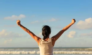 ہڈیوں کی مضبوطی کے لیے دُھوپ کے علاوہ کیا ضروری ہے؟