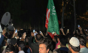 رانا ثناء اللہ کے گھر پر حملہ، پی ٹی آئی قیادت کے وارنٹ گرفتاری جاری