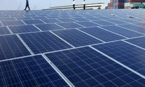 سولر پینل قیمتیں گرنے سے حکومت پریشان ، اضافی ٹیکس لینے کی کوششیں