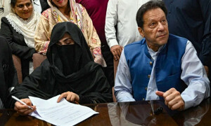 عمران خان اور بشریٰ بی بی پر توشہ خانہ کیس میں فرد جرم عائد، ضمانت مسترد