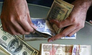 روپے کے مقابلے میں ڈالر کی گرتی قدر رک گئی