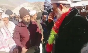 مذہبی جماعت کے امیدوار نے ووٹ کے بدلے نوٹ بانٹ دیئے، ویڈیو وائرل