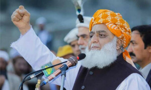 مولانا فضل الرحمان کے حلقے میں ریٹرننگ افسر پر اختیارات کا ناجائز استعمال ثابت
