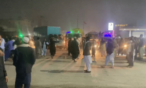 کراچی: نوجوان کی ہلاکت پر ورثا کا کورنگی میں احتجاج، ٹریفک جام