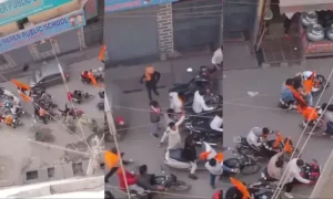 دہلی: مسجد کے باہر انتہا پسندوں کی نعرے بازی، تصادم کے بعد موٹرسائیکلیں چھوڑ کرفرار