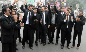 لاہور کی سیشن عدالتوں میں وکلاء کی ہڑتال، سائلین رُل گئے