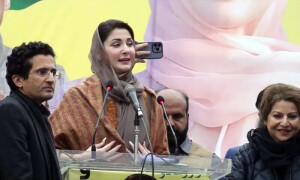 مریم نواز نے پیپلز پارٹی کو تنقید کے نشانے پر رکھ لیا، 15 سال حکومت کے طعنے