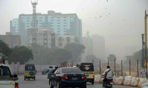 کراچی میں سردی کی لہر برقرار، پارہ مزید گرگیا
