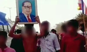 بھارت میں دلت رہنما کی تقریب میں شرکت نہ کرنے پر طالب علم کی نیم برہنہ پریڈ