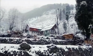 آزاد کشمیر میں بارش برفباری، جنگلات میں لگی آگ بجھ گئی