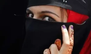 بھارتی قانون کیخلاف ضد، دہلی میں 2 شوہروں نے عدالت کے باہر بیویوں کو ایک ساتھ تین طلاقیں دے دیں