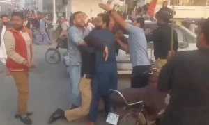 کراچی: 3 تلوار پر پی ٹی آئی کارکنوں سے جھڑپ میں ایس ایچ او زخمی، 10 افراد زیر حراست