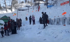 برفباری کے بعد سیاحوں کا نتھیا گلی اور دیگر سیاحتی مقامات کا رُخ