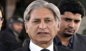 عمران خان کی سزائیں ہائیکورٹ سے فوری معطل ہونی ہیں، اعتزاز احسن