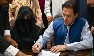 عمران خان اور بشریٰ بی بی کی دورانِ عدت نکاح کیس خارج کرنے کی درخواستیں نمٹادی گئیں