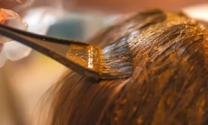 ہیئرکلر کو بائے بائے: کچن میں موجود اشیاء سے بال ڈائی کریں
