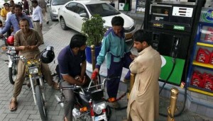 انتخابات سے قبل حکومت نے پیٹرولیم مصنوعات کی قیمتوں میں بڑا اضافہ کردیا