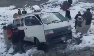 وادی کمراٹ میں مسافروں سے بھری گاڑی کو برف کے باعث حادثہ